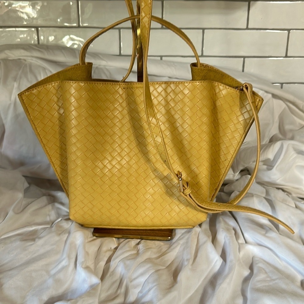 House of Harlow 1960 Yellow Tote Bag with Modern Design